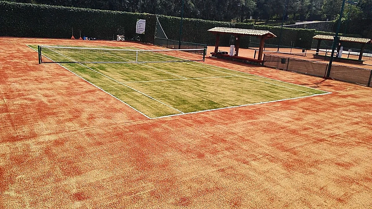 Cancha de tenis con pasto sintético en Club de Golf los Encinos, Lerma, Estado de México: la cancha desde otro ángulo
