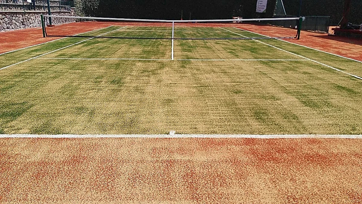 Cancha de tenis con pasto sintético en Club de Golf los Encinos, Lerma, Estado de México: otra vista de la cancha