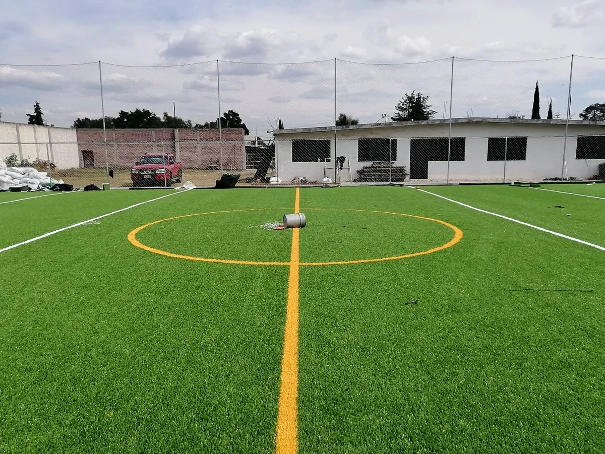Cancha de tochito con pasto sintético en San Sebastián, Zumpango, Estado de México: la cancha desde la línea lateral