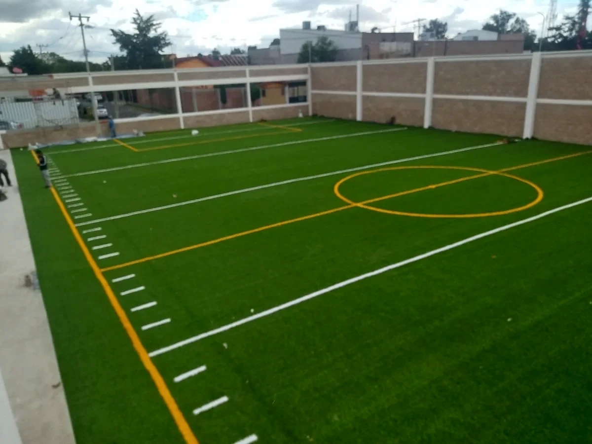Cancha de tochito con pasto sintético en Tecámac, Estado de México: la cancha desde la línea lateral