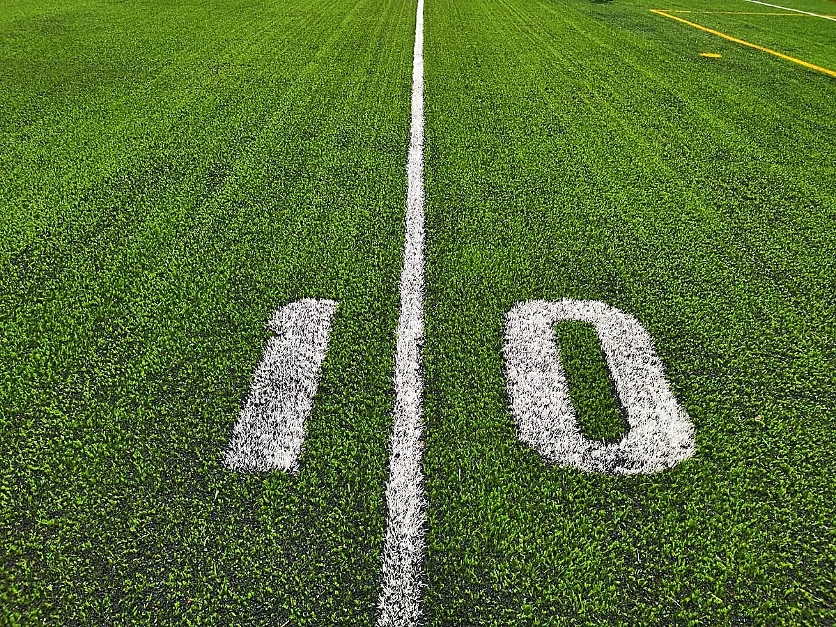 Cancha de tochito con pasto sintético en Tecámac, Estado de México: la cancha desde la zona de anotación