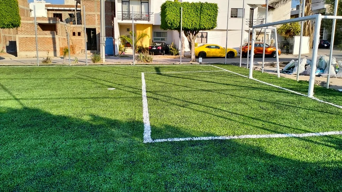 Cancha de fútbol 5 con pasto sintético en Cancha del Pueblo, León, Guanajuato: líneas insertadas en el pasto sintético