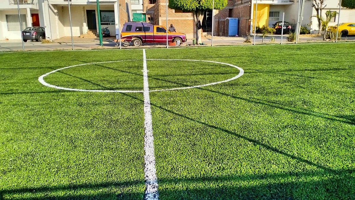Cancha de fútbol 5 con pasto sintético en Cancha del Pueblo, León, Guanajuato: la cancha desde la línea lateral