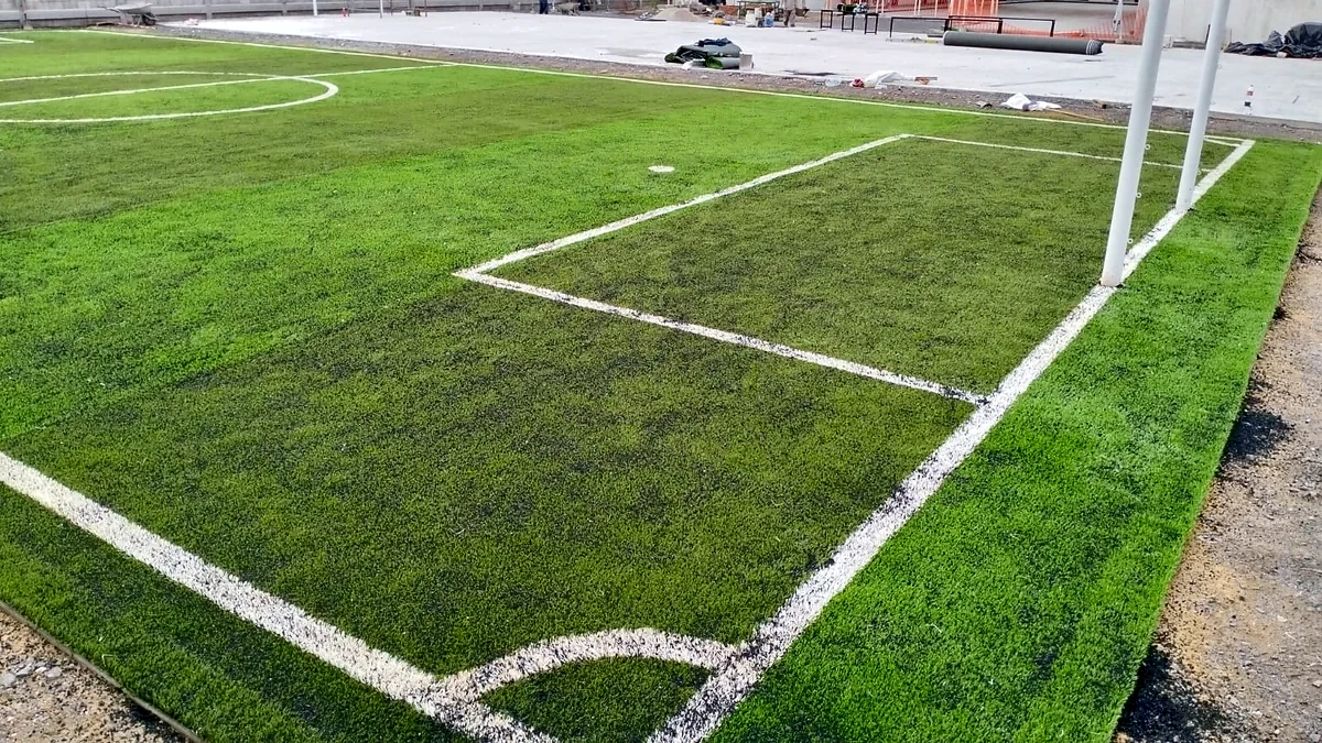 Detalle del pasto sintético de la cancha de fútbol 5 en Celaya, Guanajuato