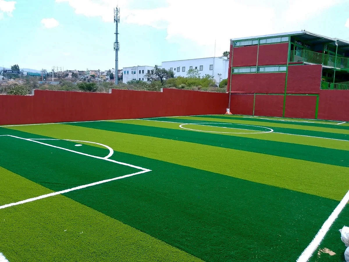 Cancha de fútbol 5 con pasto sintético en San Miguel de Allende, Guanajuato: líneas insertadas en el pasto sintético