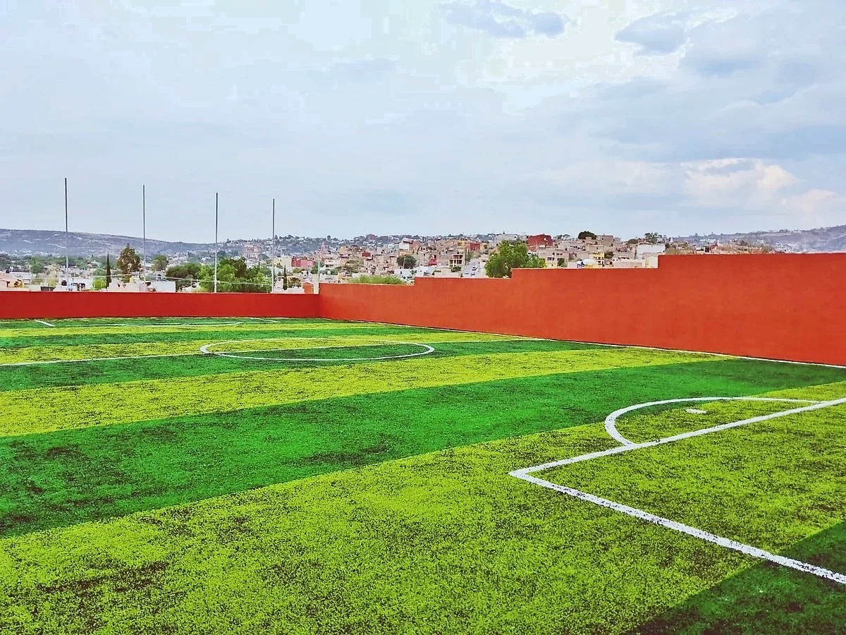 Cancha de fútbol 5 con pasto sintético en San Miguel de Allende, Guanajuato: la cancha desde la línea lateral