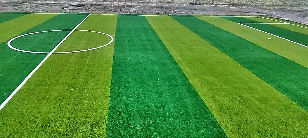 Cancha de fútbol 7 con pasto sintético en Cancha Joga Bonito, Cortazar, Guanajuato: líneas de juego insertadas en el mismo pasto