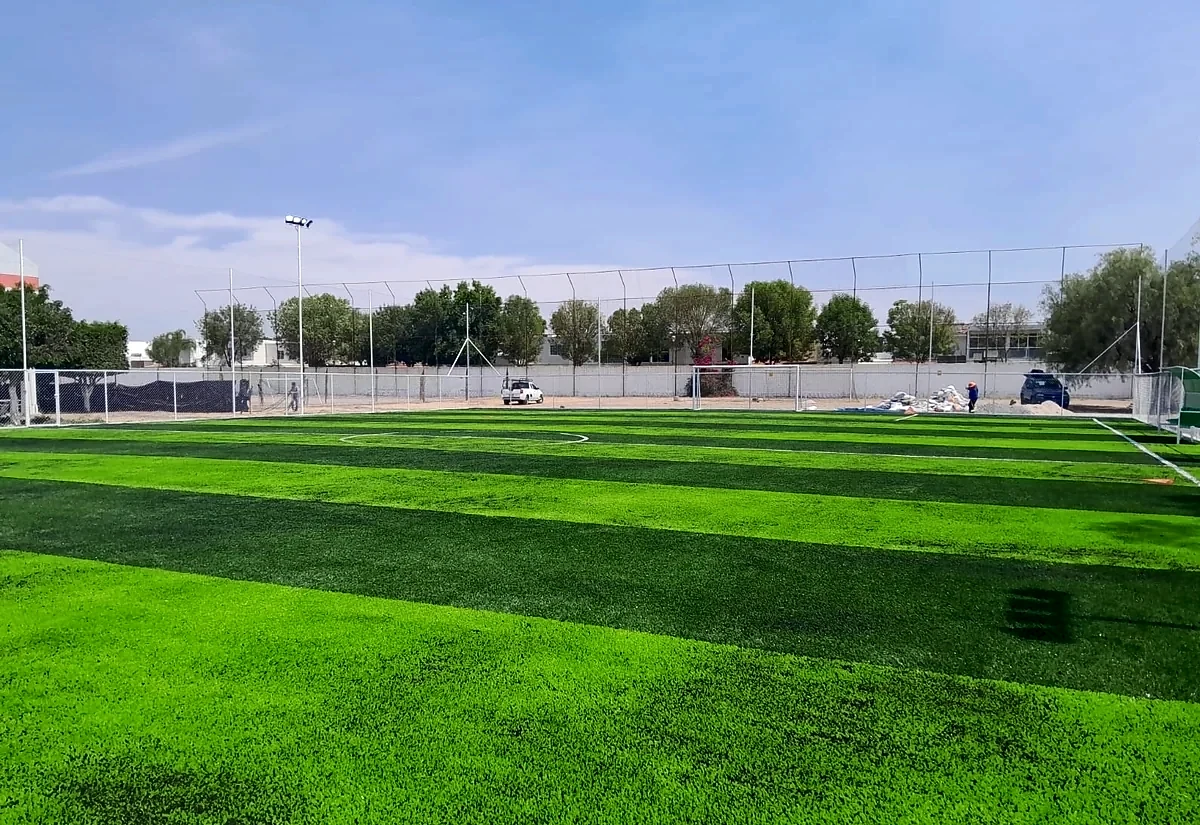 Cancha de fútbol 7 con pasto sintético en Instituto de Estudios Superiores del Centro de México, Celaya, Guanajuato: líneas de juego insertadas en el mismo pasto