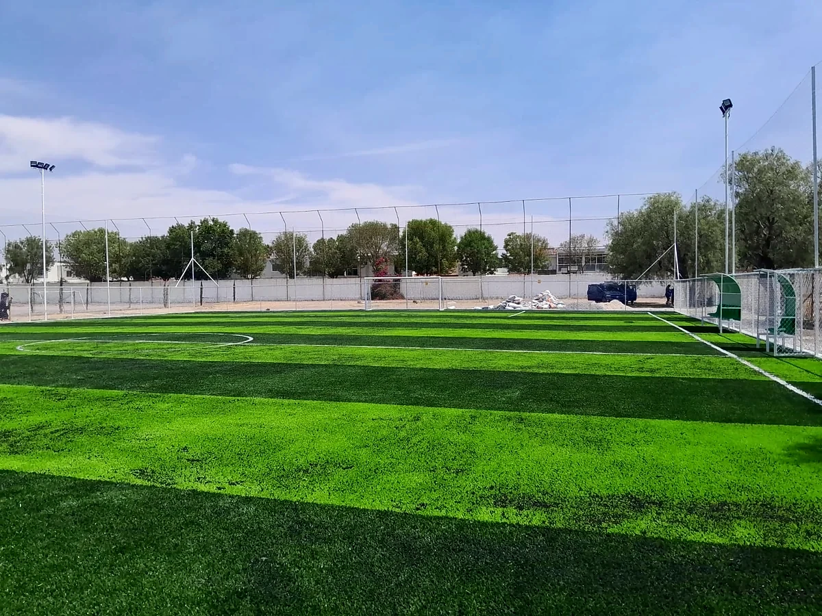 Detalle del pasto sintético de la cancha de fútbol 7 en Celaya, Guanajuato