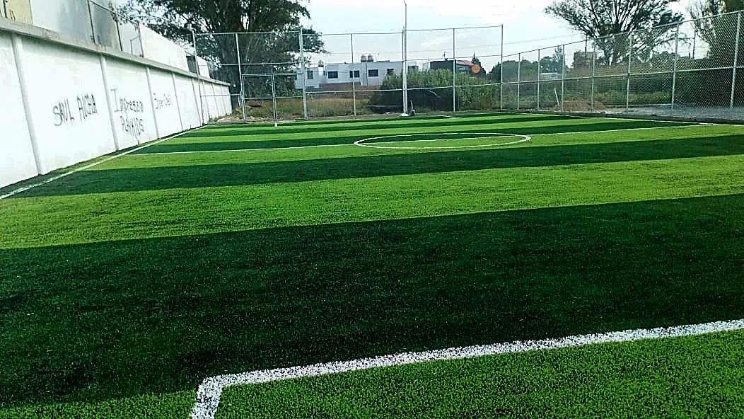 Cancha de fútbol 7 con pasto sintético en Jufranco Club, San Francisco del Rincón, Guanajuato: otra vista de la cancha de fútbol 7