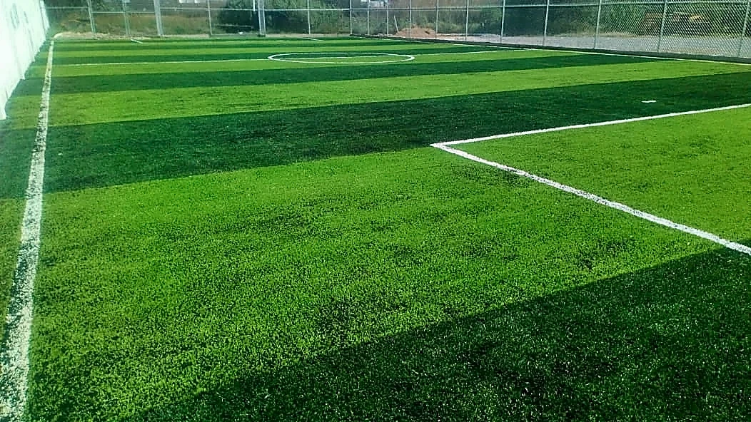 Detalle del pasto sintético de la cancha de fútbol 7 en San Francisco del Rincón, Guanajuato