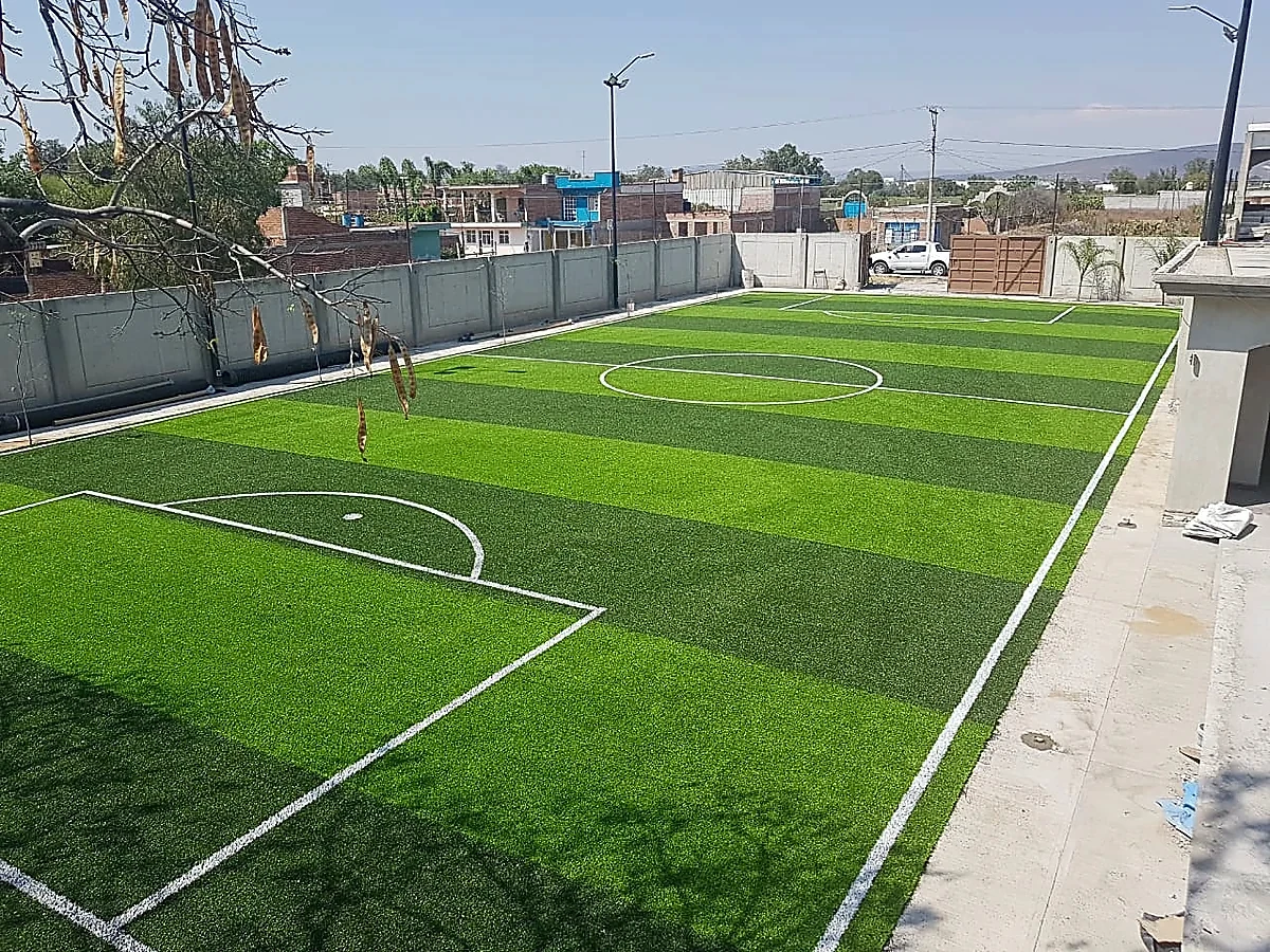 Cancha de fútbol 7 con pasto sintético en Salamanca, Guanajuato: líneas de juego insertadas en el mismo pasto