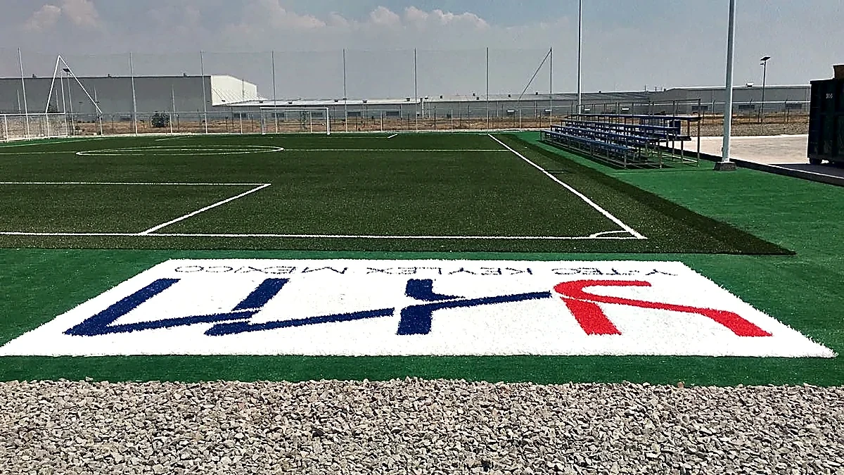 Cancha de fútbol 7 con pasto sintético en Y-Tec Keylex México, Salamanca, Guanajuato: otra vista de la cancha de fútbol 7