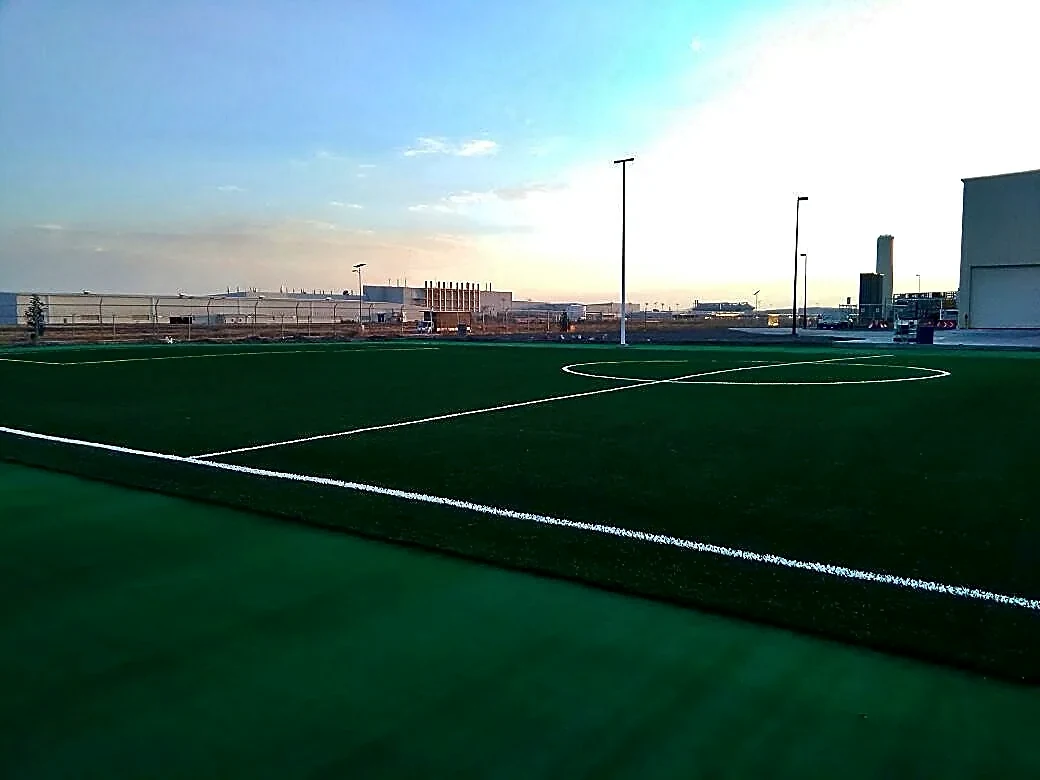 Cancha de fútbol 7 con pasto sintético en Y-Tec Keylex México, Salamanca, Guanajuato: pasto sintético deportivo recién cepillado