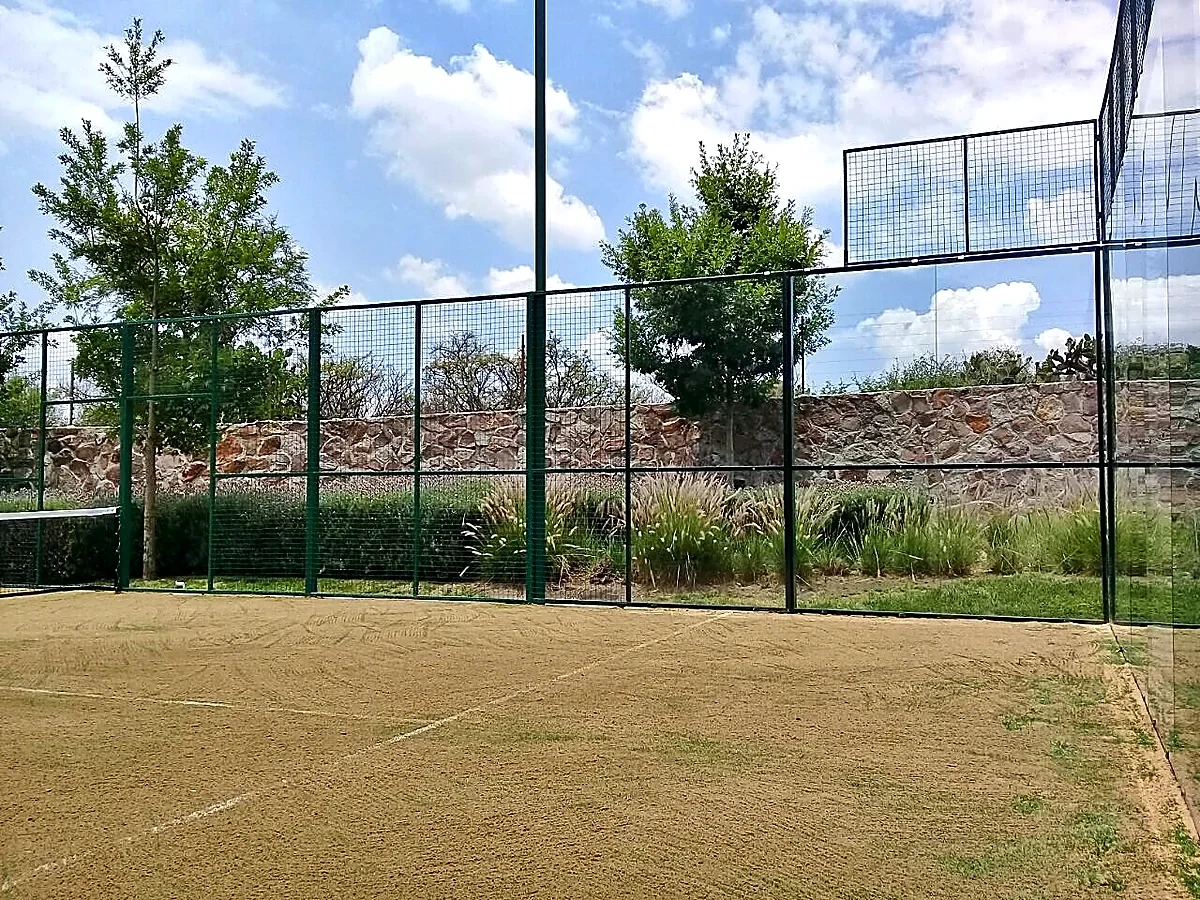 Cancha de pádel con pasto sintético en León, Guanajuato: otra vista de la cancha