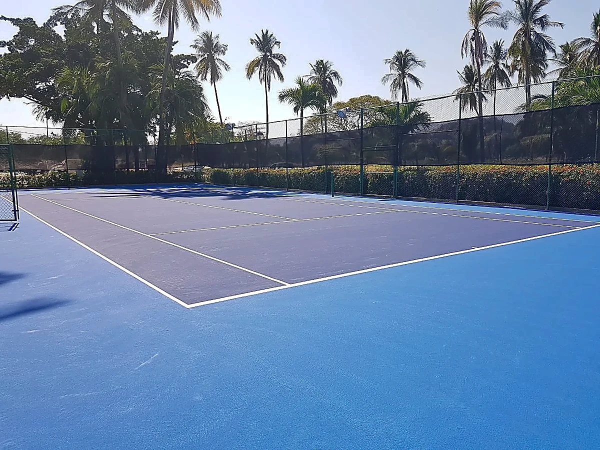 Cancha de básquetbol con pasto sintético en Acapulco, Guerrero