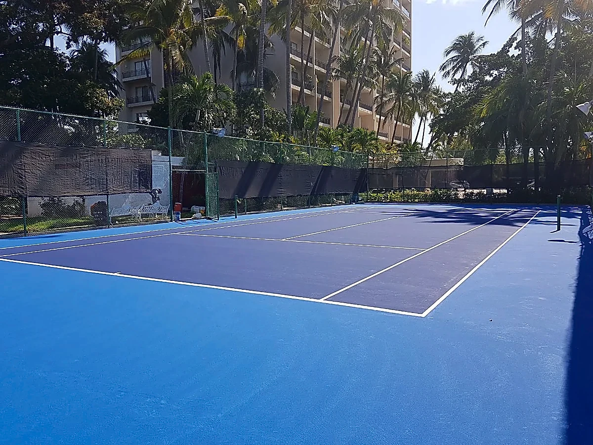 Cancha de básquetbol con pasto sintético en Acapulco, Guerrero: superficie y líneas de juego