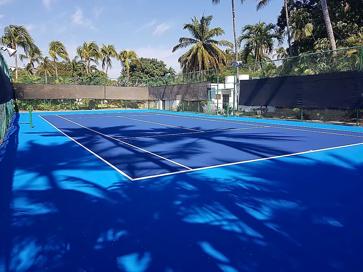 Detalle del pasto sintético de la cancha de básquetbol en Acapulco, Guerrero