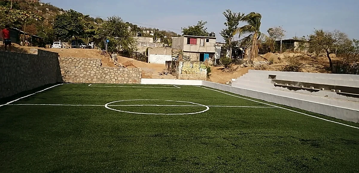 Cancha de fútbol 5 con pasto sintético en Acapulco de Juárez, Guerrero: líneas insertadas en el pasto sintético