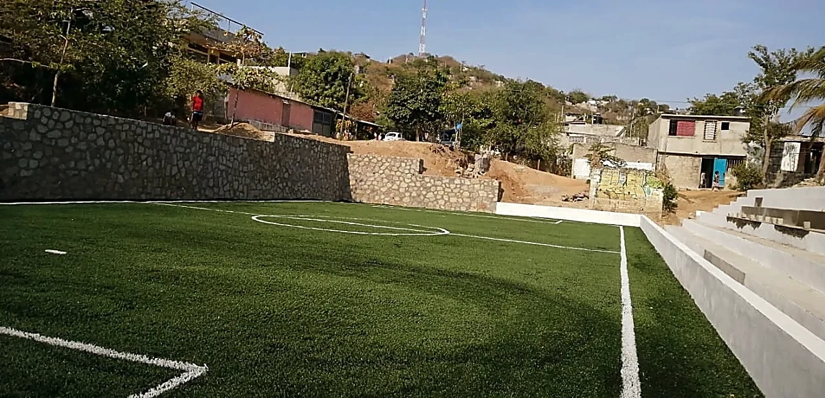 Cancha de fútbol 5 con pasto sintético en Acapulco de Juárez, Guerrero: la cancha desde la línea lateral