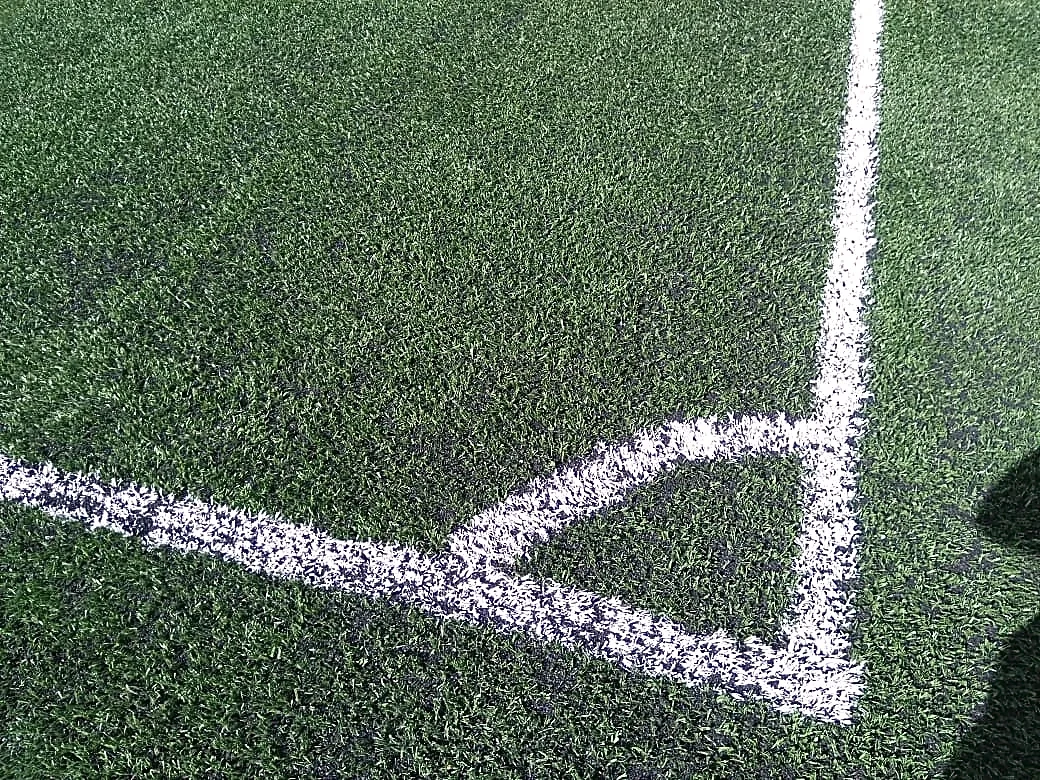Cancha de fútbol 5 con pasto sintético en Campo Deportivo de Santa Cruz, Tixtla, Guerrero: pasto sintético deportivo recién cepillado