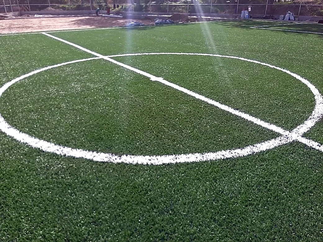 Detalle del pasto sintético de la cancha de fútbol 5 en Tixtla, Guerrero