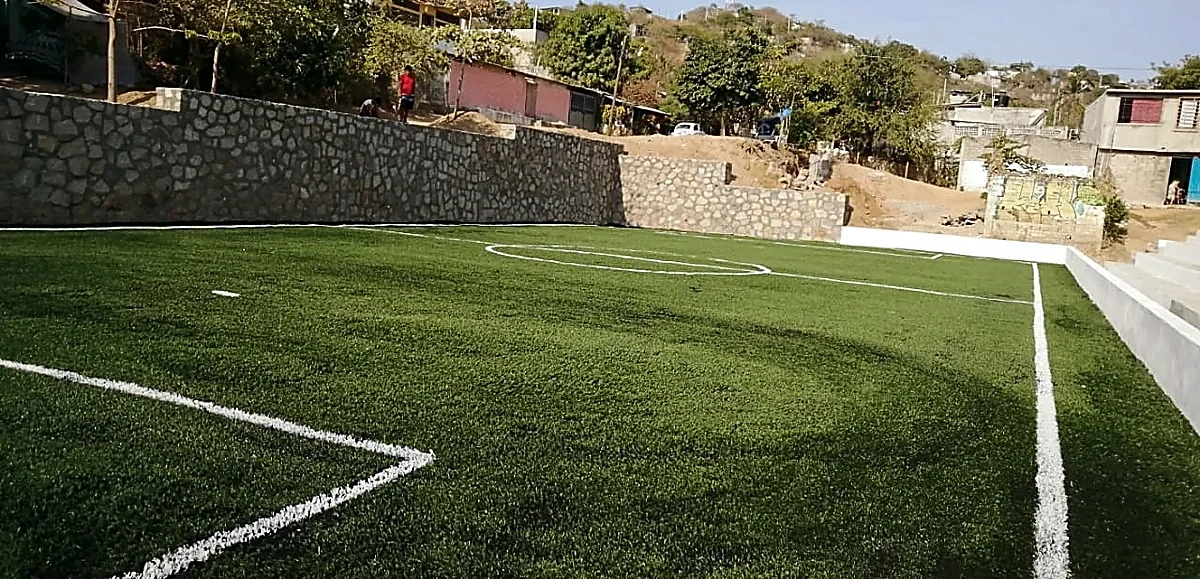 Cancha de fútbol 5 con pasto sintético en Izazaga Fútbol, Acapulco