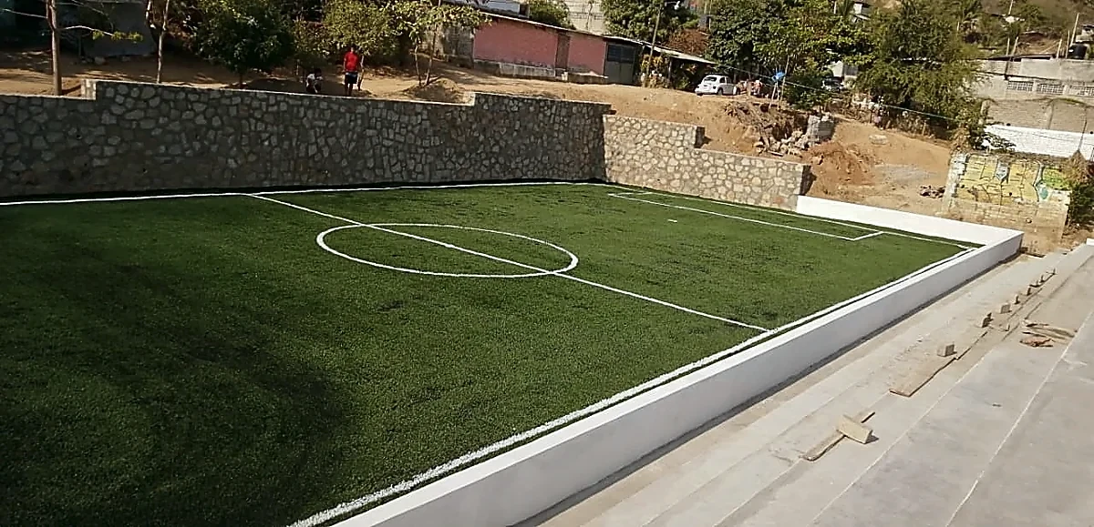 Cancha de fútbol 5 con pasto sintético en Izazaga Fútbol, Acapulco, Guerrero: otra vista de la cancha