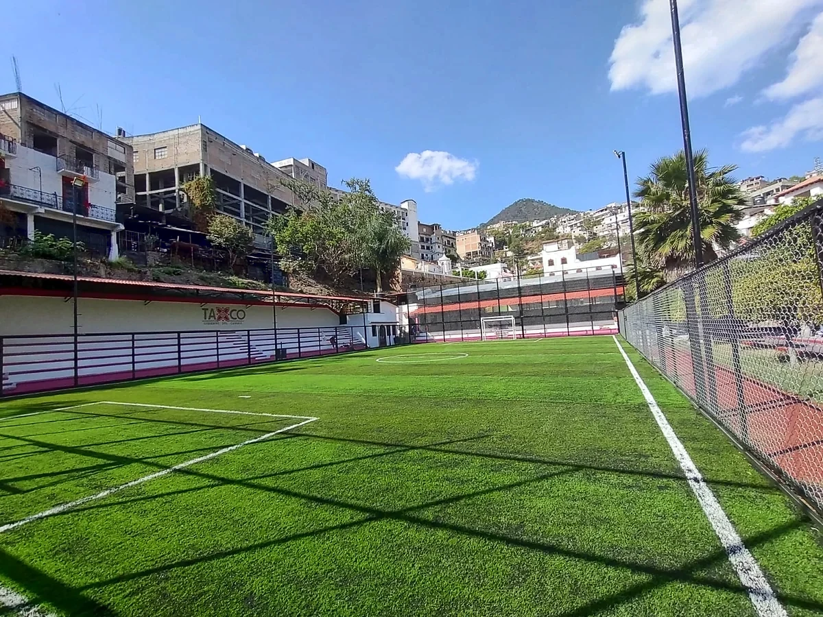 Cancha de fútbol 5 con pasto sintético en Parque Deportivo Pedro Martín, Taxco, Guerrero: otra vista de la cancha