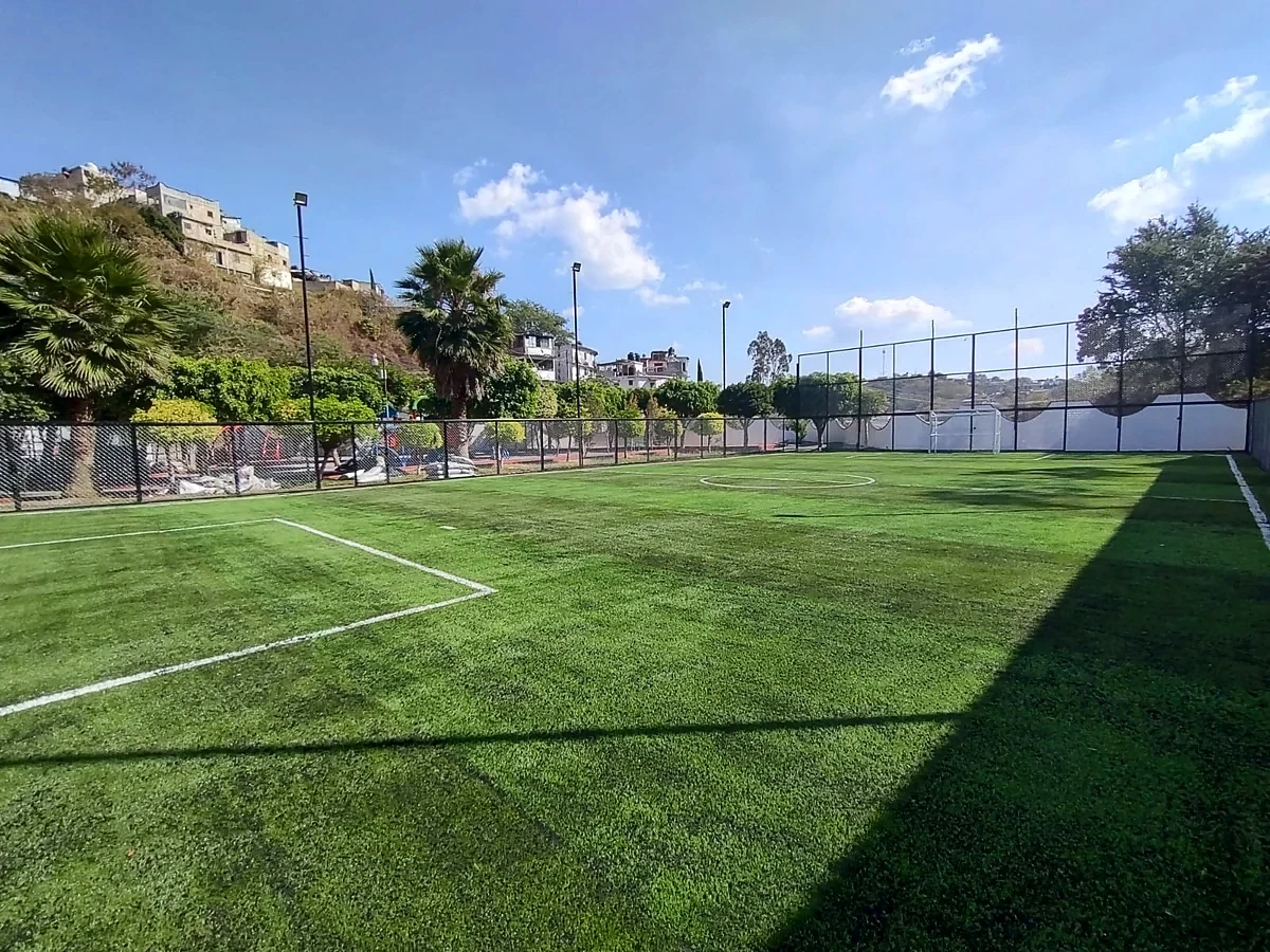 Detalle del pasto sintético de la cancha de fútbol 5 en Taxco, Guerrero