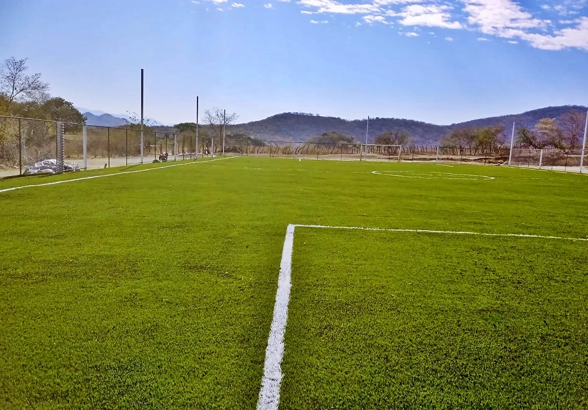 Cancha de fútbol 7 con pasto sintético en Cancha Municipal Cutzamala, Cutzamala de Pinzón (La Laja), Guerrero: otra vista de la cancha de fútbol 7