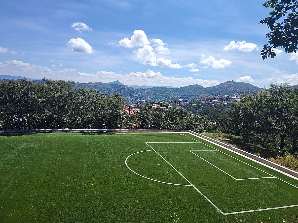 Cancha de fútbol 7 con pasto sintético en Escuela Primaria Bilingüe Emiliano Zapata, Temalacatzingo