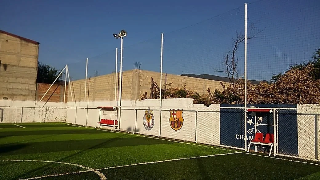 Cancha de fútbol 7 con pasto sintético en Iguala, Guerrero: la cancha desde la línea lateral