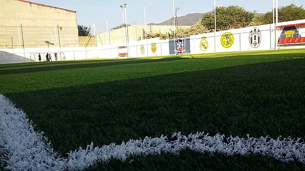 Detalle del pasto sintético de la cancha de fútbol 7 en Iguala, Guerrero