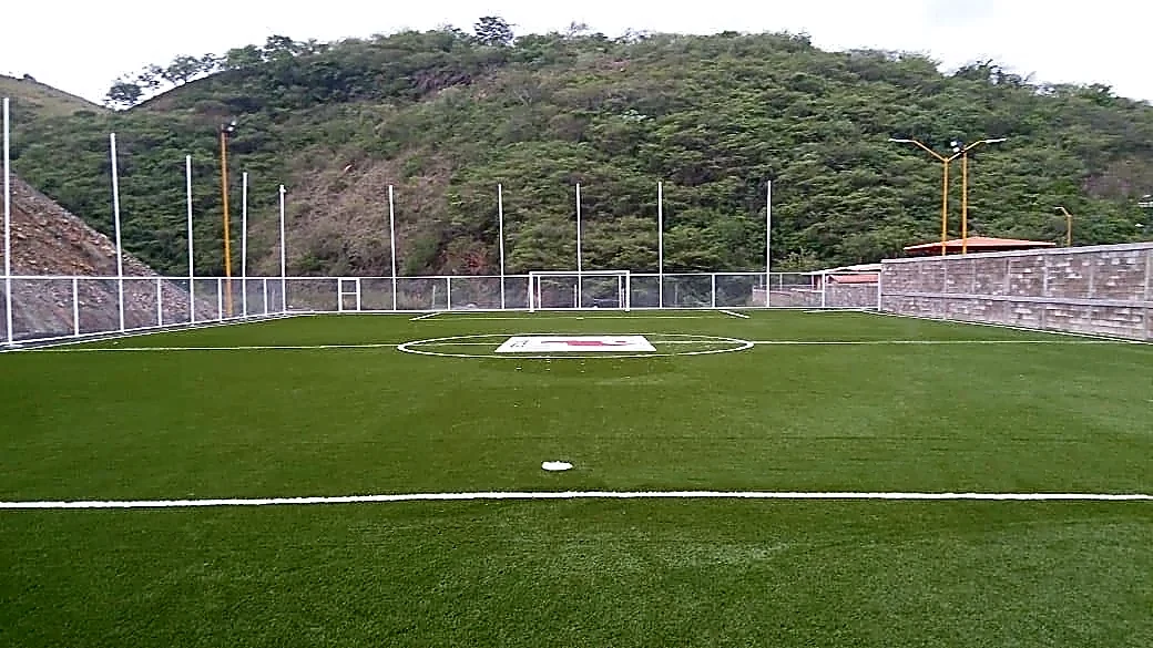 Cancha de fútbol 7 con pasto sintético en la Mina Rey de Plata, Teloloapan, Guerrero