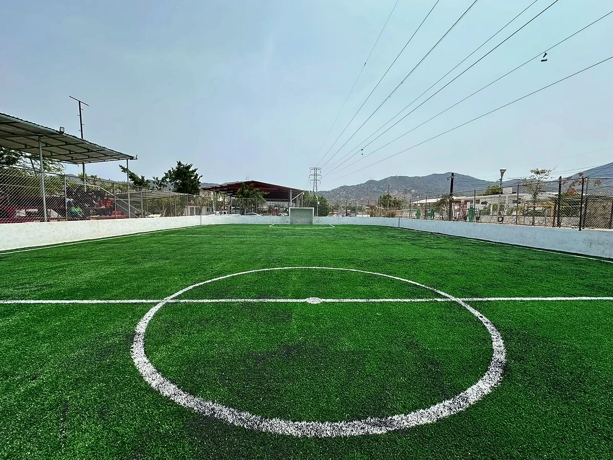 Cancha de fútbol rápido con pasto sintético en Acapulco, Guerrero