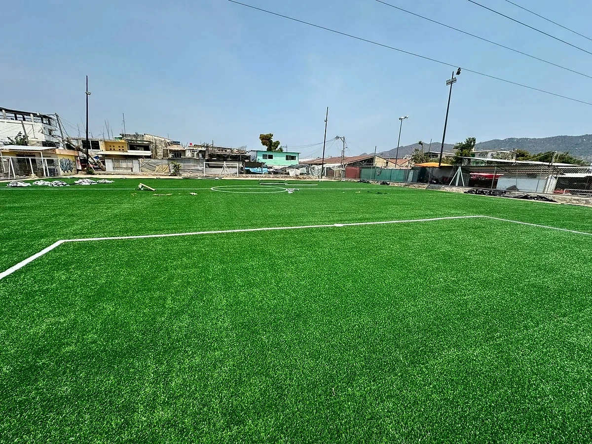 Cancha de fútbol rápido con pasto sintético en Acapulco, Guerrero: líneas de juego insertadas en el pasto