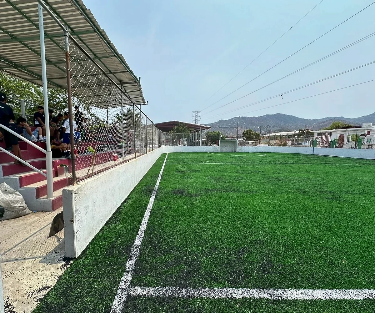 Detalle del pasto sintético de la cancha de fútbol rápido en Acapulco, Guerrero