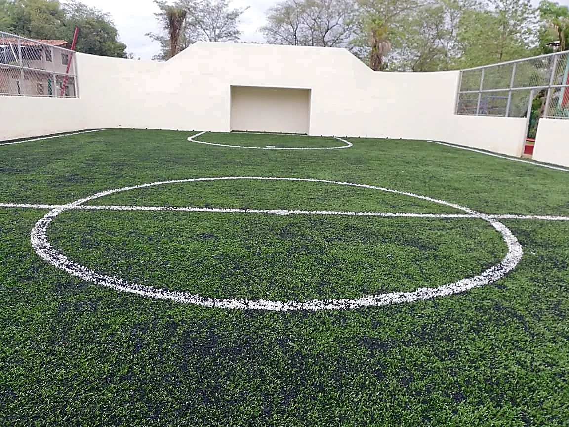 Cancha de fútbol rápido con pasto sintético en Cancha la Villa, San Luis Acatlán, Guerrero: la cancha desde la línea lateral
