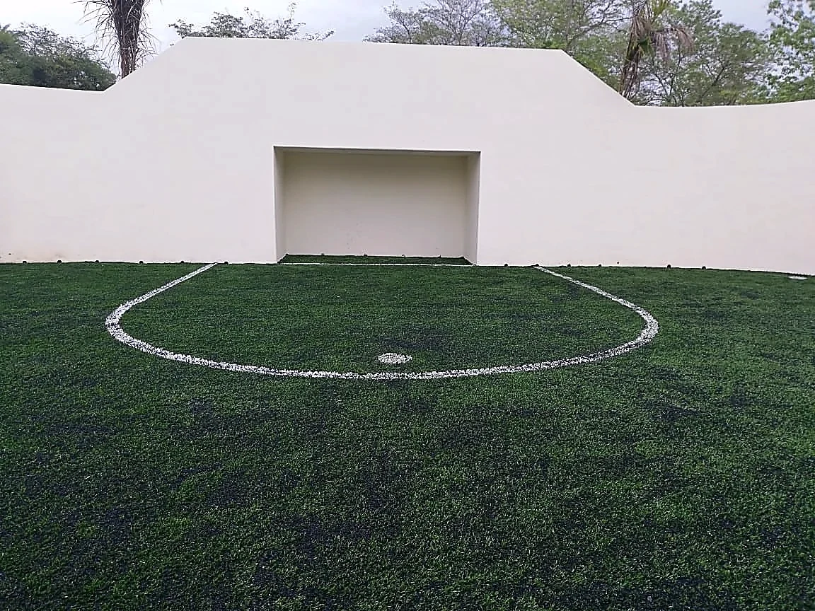 Cancha de fútbol rápido con pasto sintético en Cancha la Villa, San Luis Acatlán, Guerrero: pasto sintético deportivo recién cepillado