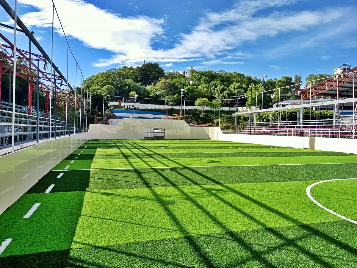 Cancha de fútbol rápido con pasto sintético en Unidad Deportiva de los Jales, Taxco, Guerrero: líneas de juego insertadas en el pasto