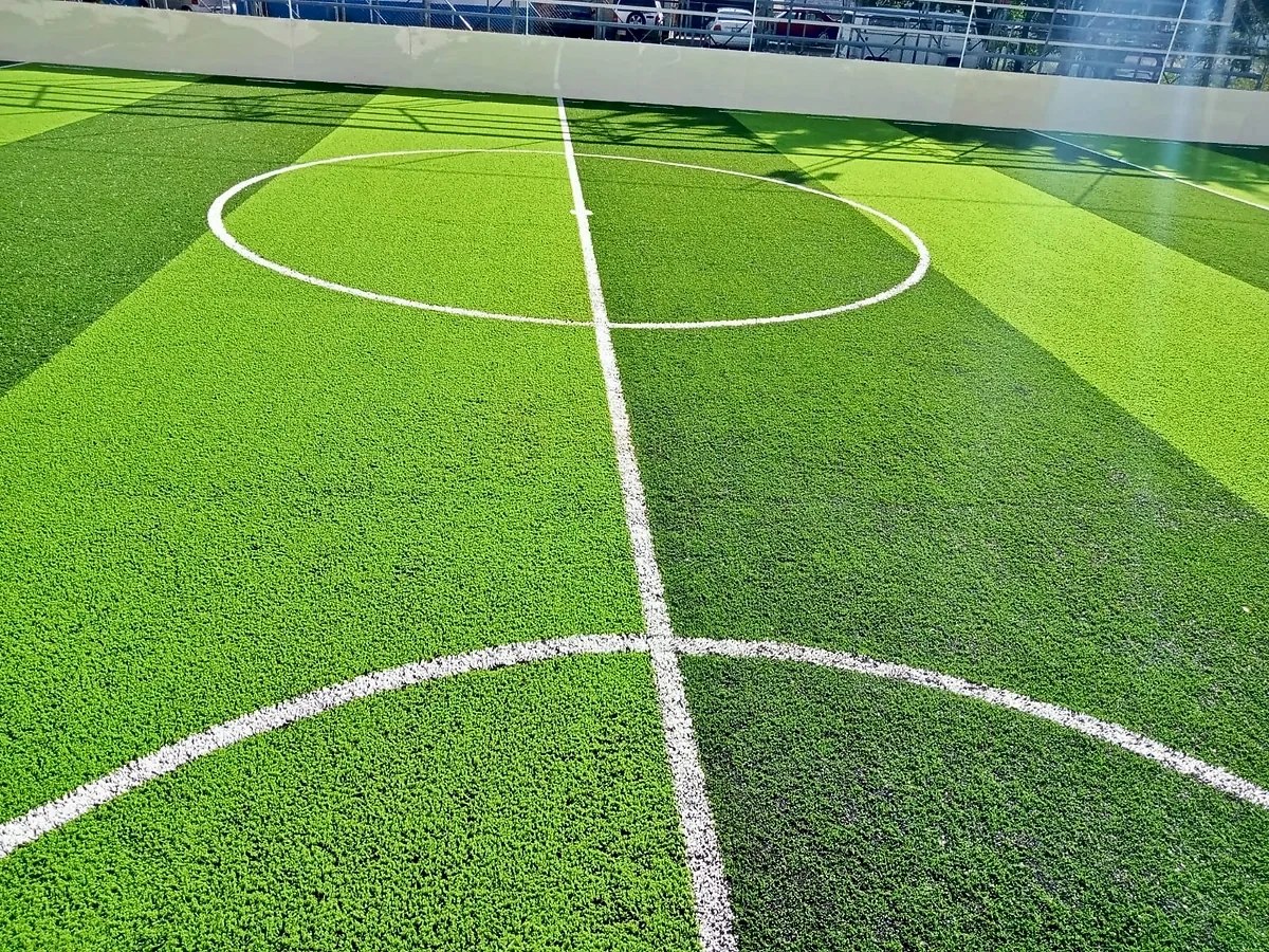 Detalle del pasto sintético de la cancha de fútbol rápido en Taxco, Guerrero