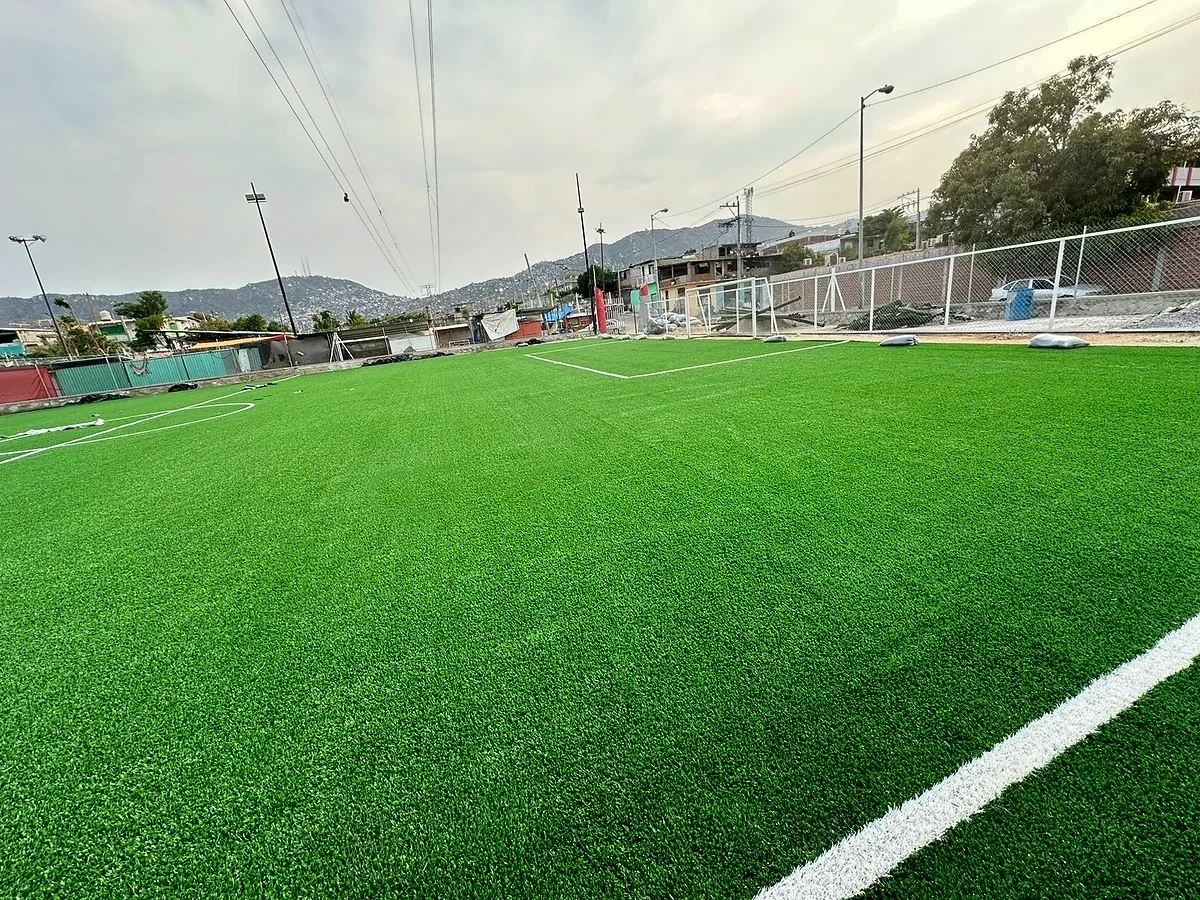 Cancha de fútbol rápido con pasto sintético en Unidad Deportiva Zapata, Acapulco, Guerrero: la cancha desdel fondo