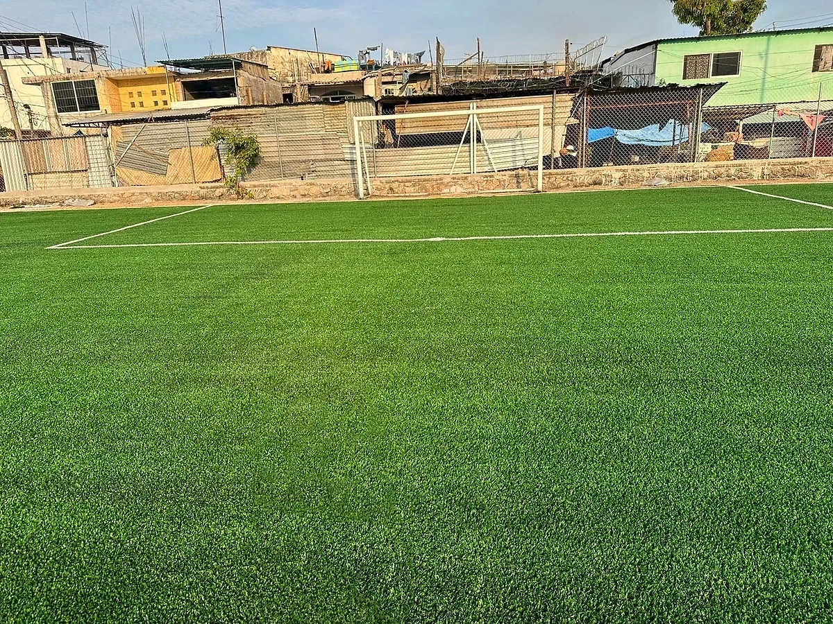 Detalle del pasto sintético de la cancha de fútbol rápido en Acapulco, Guerrero