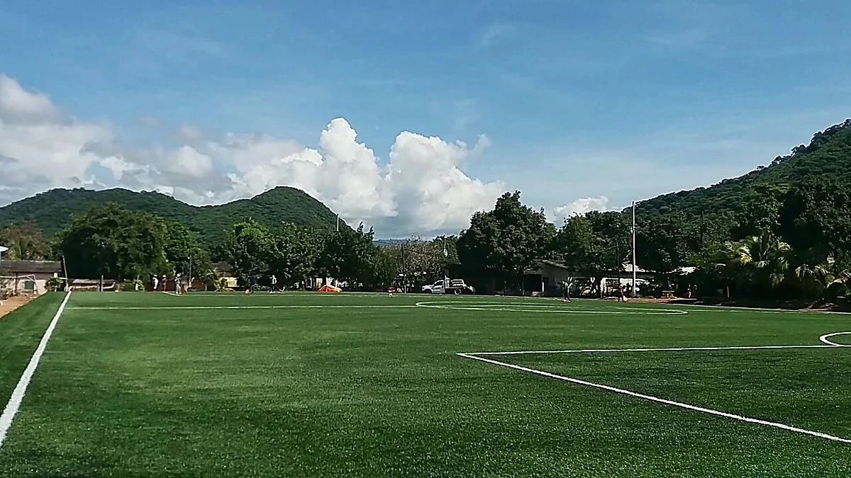 Cancha de fútbol soccer con pasto sintético en Campo Deportivo Palos Altos, Guerrero: otra vista de la cancha