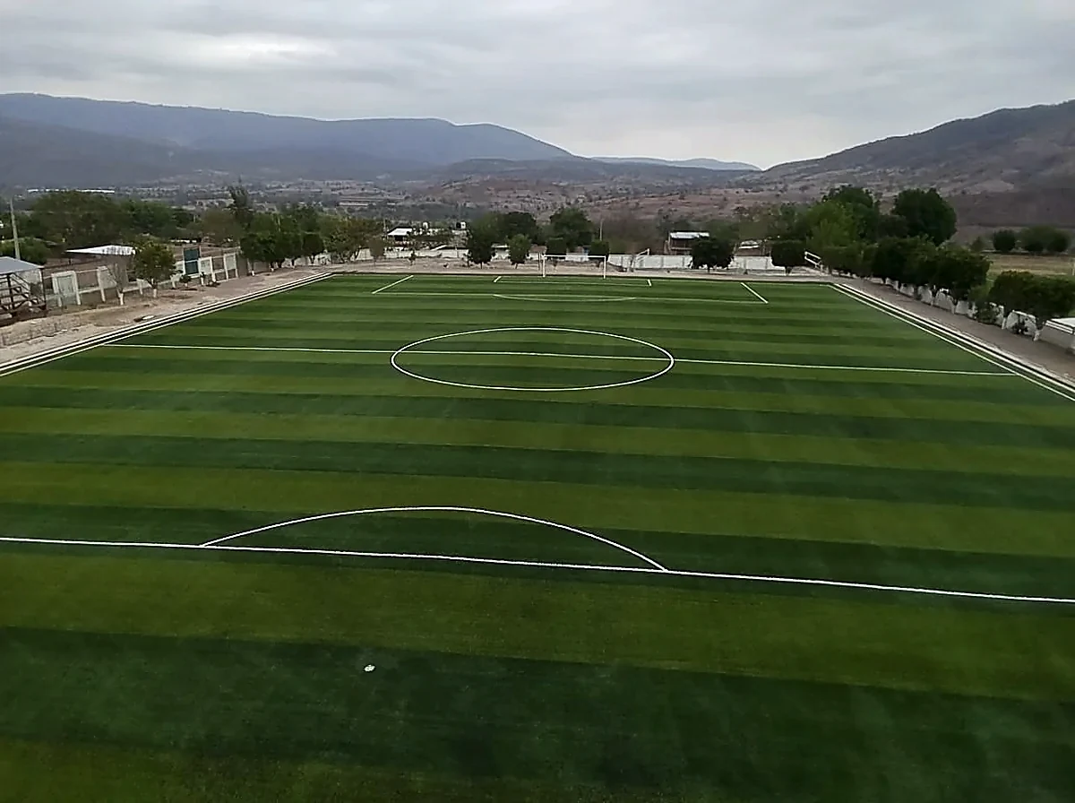 Cancha de fútbol soccer con pasto sintético en Deportivo Linda Vista, Chichihualco