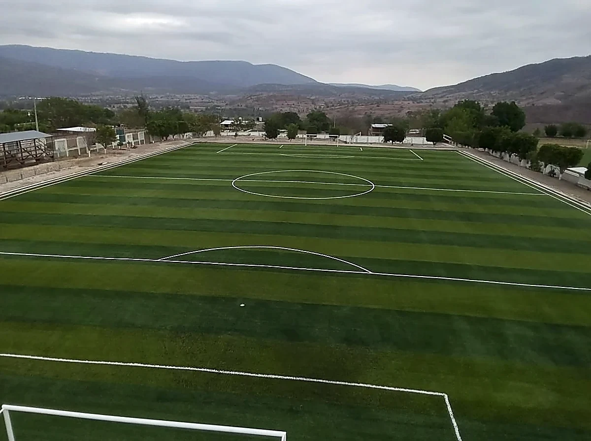 Cancha de fútbol soccer con pasto sintético en Deportivo Linda Vista, Chichihualco, Guerrero: líneas de juego insertadas en el pasto