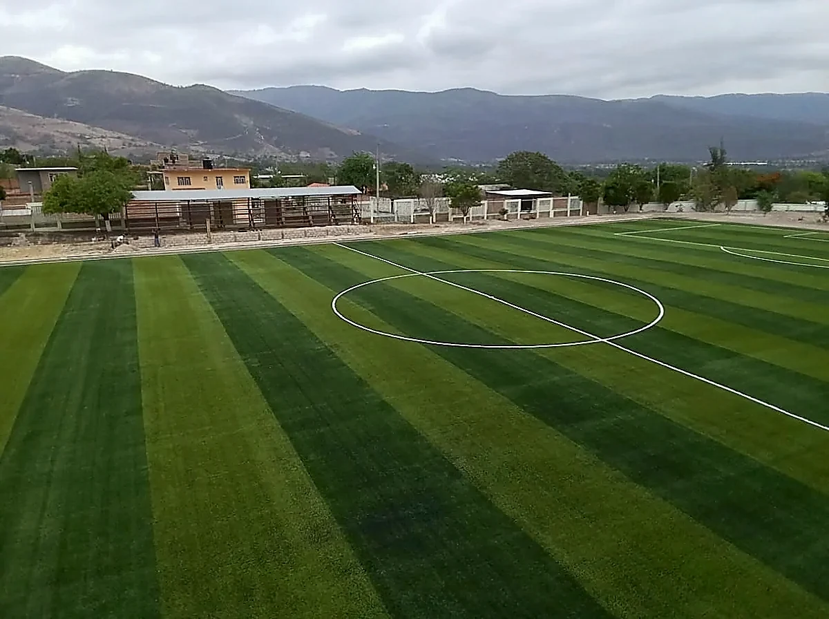 Cancha de fútbol soccer con pasto sintético en Deportivo Linda Vista, Chichihualco, Guerrero: otra vista de la cancha