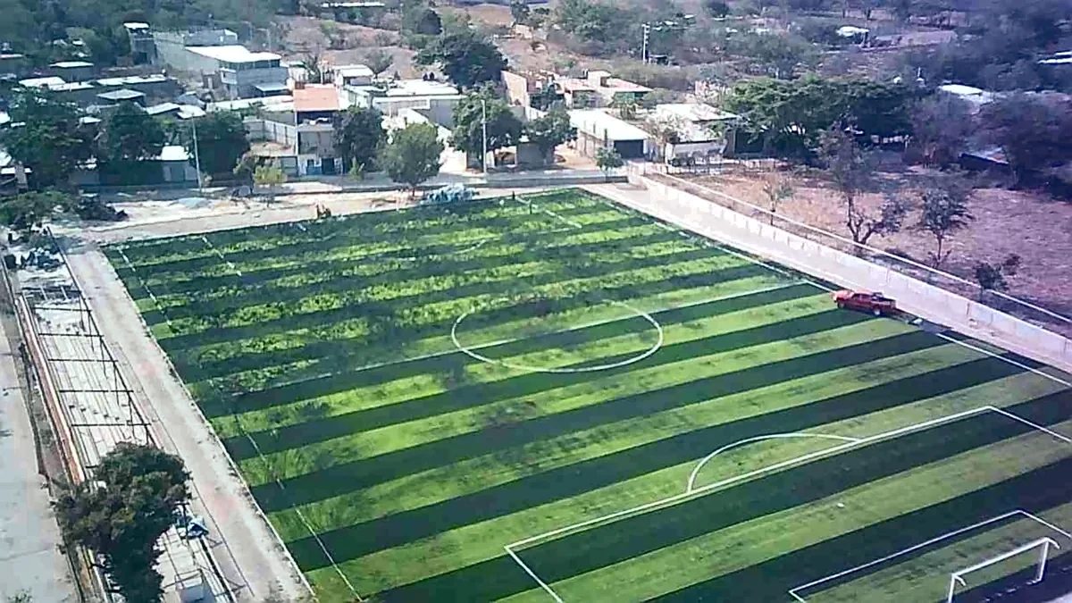 Detalle del pasto sintético de la cancha de fútbol soccer en Mártir de Cuilapan, Guerrero