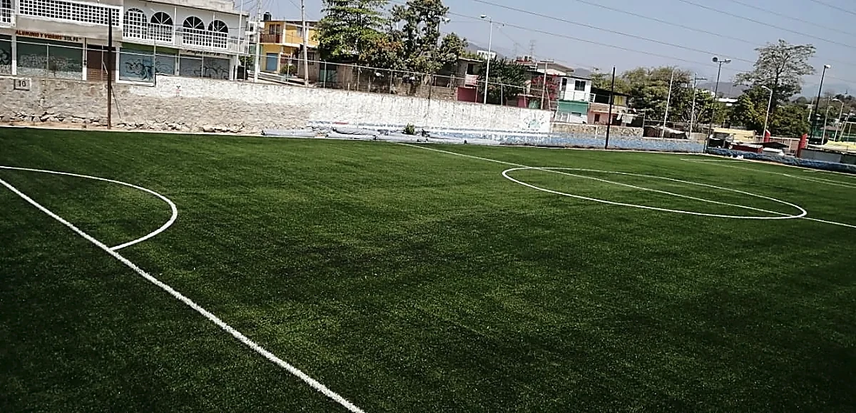 Cancha de fútbol soccer con pasto sintético en Polideportivo Zapata, Acapulco, Guerrero: líneas de juego insertadas en el pasto